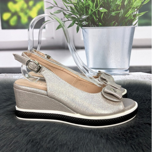Босоножки женские Fashion серебристые на невысокой платформе 4812