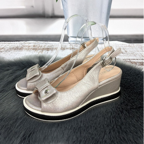 Босоножки женские Fashion серебристые на невысокой платформе 4812
