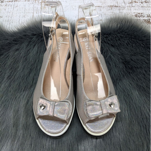 Босоножки женские Fashion серебристые на невысокой платформе 4812