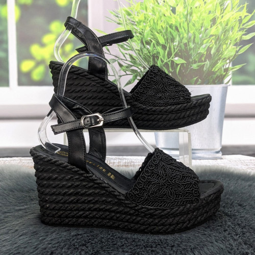 Босоножки женские Violeta черные на платформе 4948