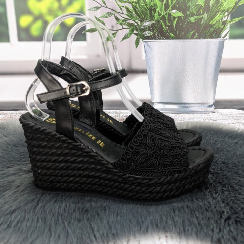 Босоножки женские Violeta черные на платформе 4948