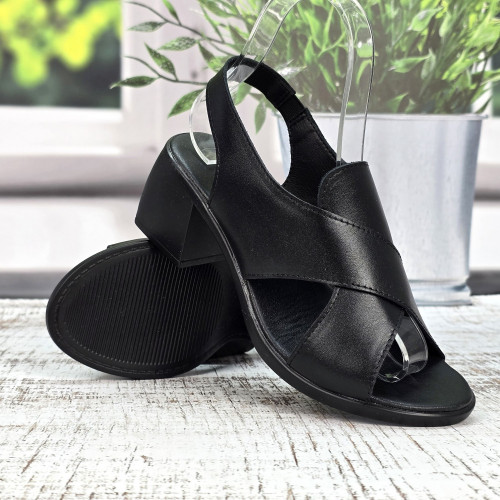 Босоніжки жіночі Sali чорні шкіряні на підборах середньої висоти 8399