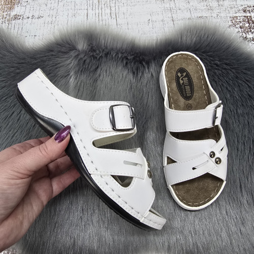 Шльопанці жіночі Dali Moda білі еко-шкіра з пряжками 8451