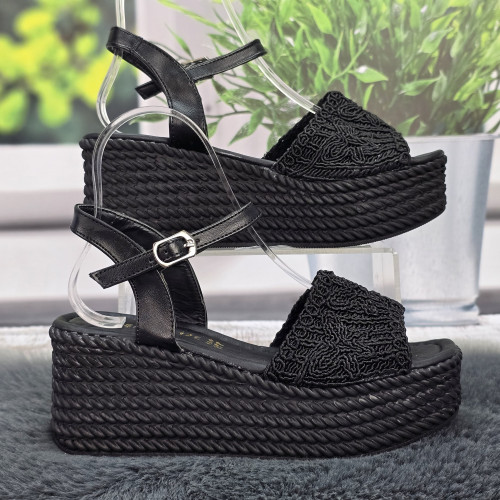Босоножки женские Violeta черные на платформе 8462